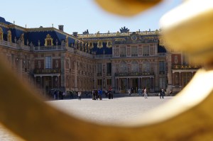 Ambik gambar dari celah pagar aje.