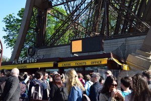 Dah nak sampai kat kaunter tiket