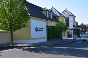 Kalau pernah pegi JPO then La Vallee ni macam tu. Ada banyak outlet. aku tak pernah sampai JPO..