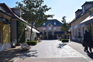 Kat entrance La Vallee. 1st time tengok YA Allah cantik dan kemas aje aku tgk terbayang kalau taman rumah aku camni.