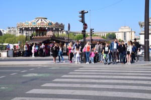 Cross jalan kat traffic light ni. Pegang beg kuat2.