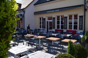 Café pun baru buka masa ni...