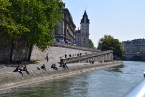 Sepanjang tepi sungai ni memang ramai yang lepak sambil lunch. 