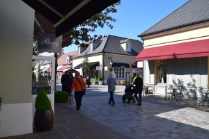 Aku gan hubby jalan2 satu La Vallee dan cuci mata aje sambil ambik gambar. Tempat ni sangat cantik bagi aku.