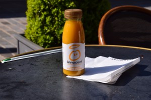 Lepas penat berjalan aku gan hubby stop kat Starbucks minum dulu. aku beli jus ni, hubby beli coffee.