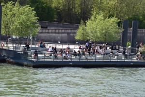 Penuh walaupun tengah panas