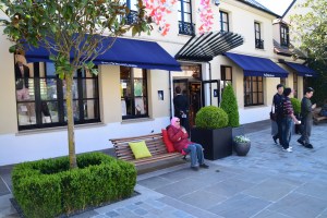 Lepas dah minum, pastu dah tak larat nak jalan aku pun duduk aje menunggu sambil main internet. hehehe kat sini ada Free WIFI :-)