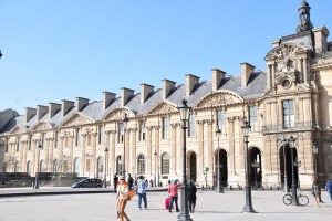 Bangunan muzium keliling piramid