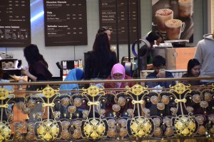 Jumpa spot untuk menunggu. Dalam ni ada free Wifi gak so duk main whatsapp hehehe sambil tunggu geng abis shopping.