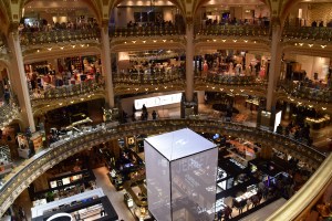 Penuh dngan bermacam2 kedai barang2 branded.