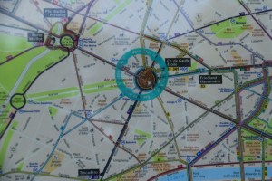 Arc de Triomphe terletak kat tengah2 macam roundabout.