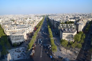 Champs Elysees... Jalan yang paling glamer untuk mereka yang suka shopping.
