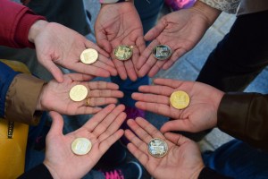 We Did It! Masing2 beli coins souveniour untuk diri sendiri. Boleh simpan dalam album.  Satu coin €2