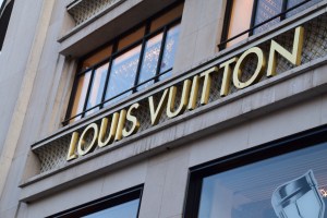 Butik LV... Punyalah ramai org beratur nak masuk.  Aku cukup sekadar bergambar kat depan butik hehehe