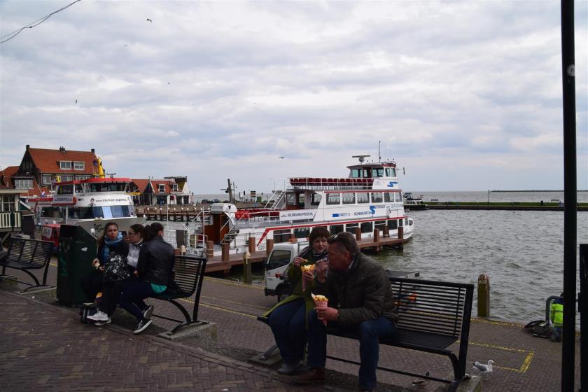 menikmati seafood ditepi pelabuhan