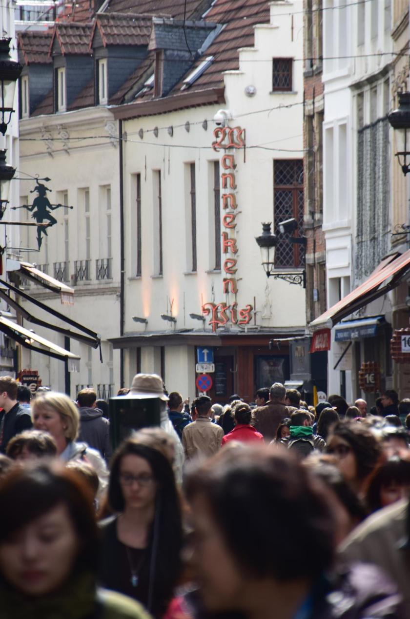 area minneken pis ni ramai orang untuk melihat 'budak kecik' hehehe