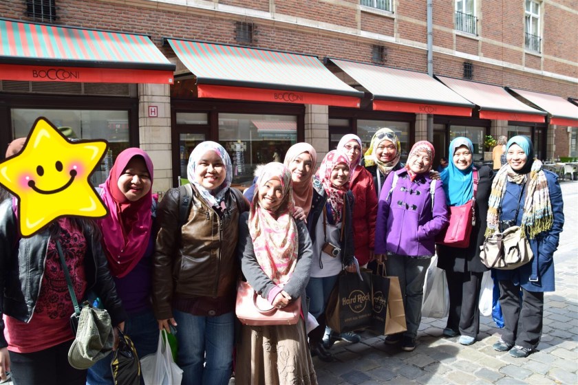 masa tengah menunggu travel buddy aku beli souvenier, terserempak dengan student master dr UK.  memang happy bila jumpa org msia di perantauan.  